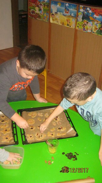 Pecenie medovnikov  5.JPG